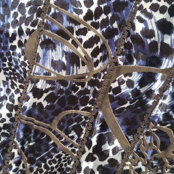 Lovely Dressbarn Velvety Animal Print Top Sz L - Picture 3 of 6